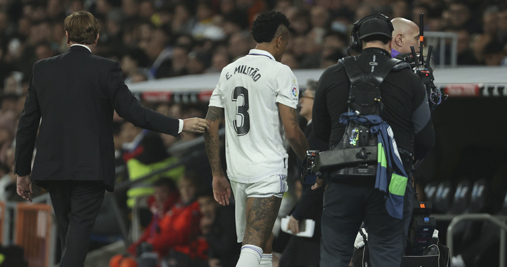 Eder Militao se marcha al banquillo del Real Madrid por una lesión / EFE