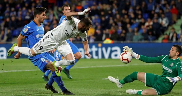 Benzema intentando superar a Soria, del Getafe / EFE