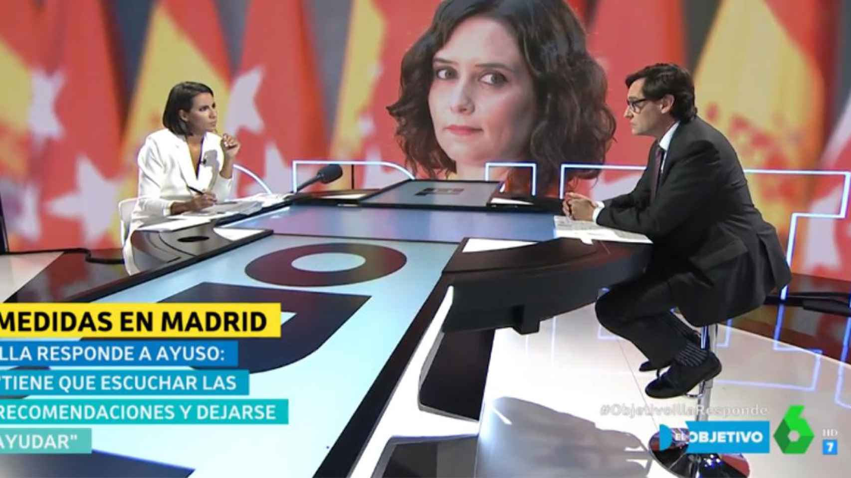 La periodista Ana Pastor entrevista al ministro de Sanidad, Salvador Illa, con la presidenta de Madrid, Isabel Díaz Ayuso, de fondo / ATRESMEDIA