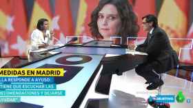 La periodista Ana Pastor entrevista al ministro de Sanidad, Salvador Illa, con la presidenta de Madrid, Isabel Díaz Ayuso, de fondo / ATRESMEDIA