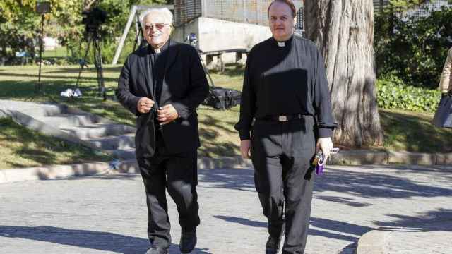 El padre Apeles (d) a su llegada al funeral de Montserrat Caballé / EL ESPAÑOL