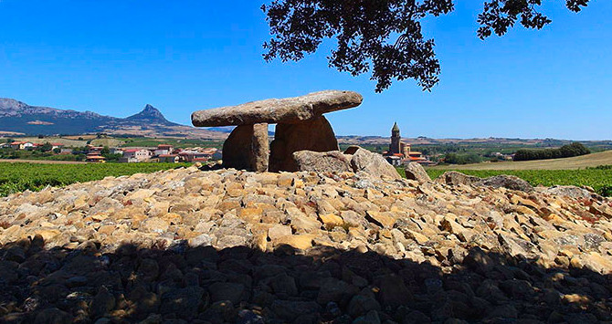 La Chabola de la Hechicera, dolmen situado en Elvillar (Álava)