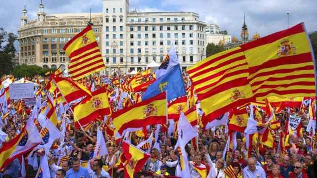 Banderas catalanas y españolas en una manifestación, en referencia a las alternativas a la Diada independentista / EFE