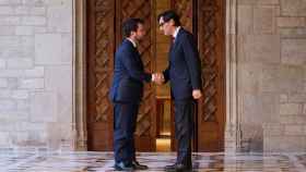 El presidente de la Generalitat, Pere Aragonès, y el líder del PSC, Salvador Illa, saludándose antes de firmar el acuerdo de presupuestos catalanes de 2023 / LORENA SOPENA - EUROPA PRESS