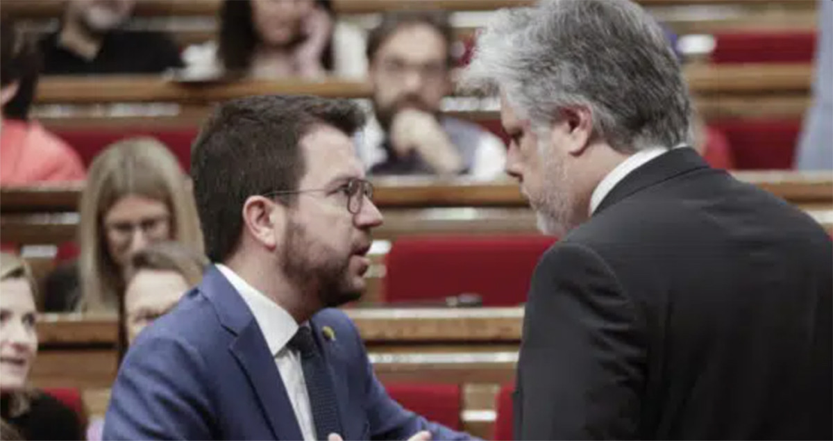 El presidente de la Generalitat Pere Aragonès (ERC) conversa con el líder de Junts per Catalunya en el Parlament, Albert Batet / EFE