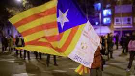 Una persona sujeta una bandera durante una concentración en la avenida Meridiana de Barcelona, en una imagen de archivo del pasado 1 de febrero / Lorena Sopêna - EUROPA PRESS