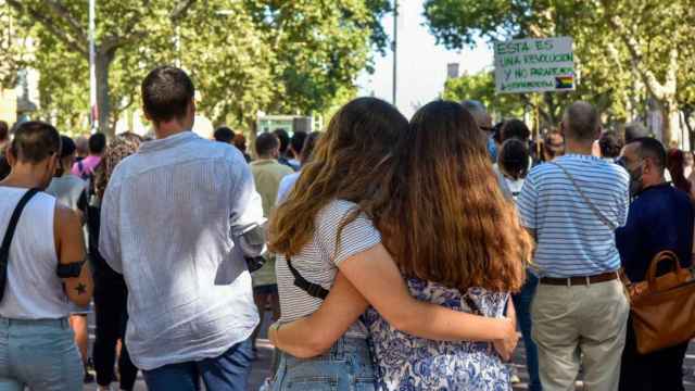 Dos jóvenes abrazadas en una manifestación contra las agresiones al colectivo LGTBI / EP