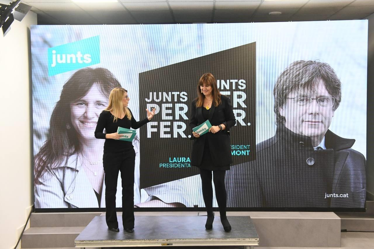 La directora de la campaña de JxCat, Elsa Artadi y la candidata a las elecciones, Laura Borràs / EP