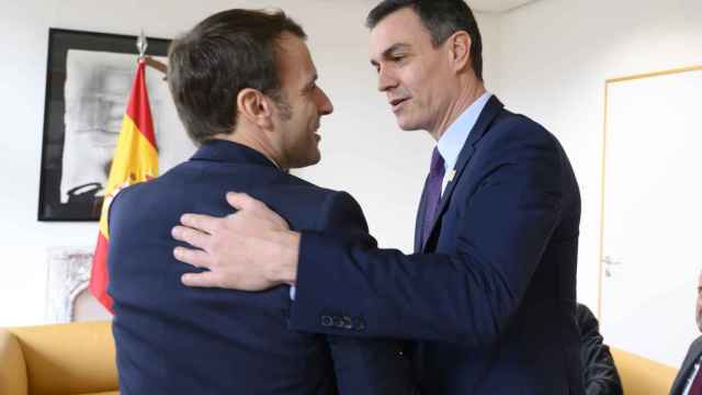 Pedro Sánchez y Emmanuel Macron en uno de los últimos consejos europeos presenciales, el pasado mes de febrero / EP