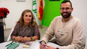 Isabel Lázaro, presidenta provincial de Vox, con Jordi Ferré, excandidato a alcalde de Reus / TWITTER