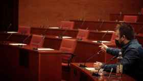 El diputado de Ciudadanos, Dimas Gragera (Cs) señala la bancada de los diputados independentistas que no han acudido a la Comisión de Políticas Digitales del Parlament / CG