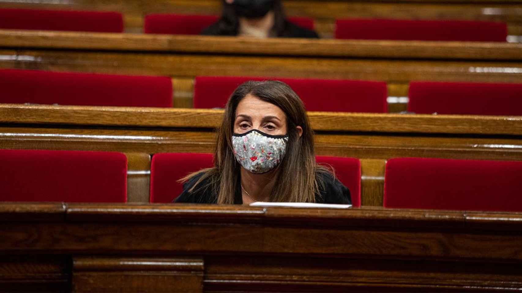 La portavoz de la Generalitat, Meritxell Budó, con mascarilla en el Parlament / EUROPA PRESS