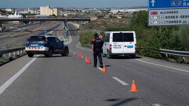 Un Mosso d'Esquadra realiza un control de carreteras en la comarca del Segrià, en Lleida / EFE