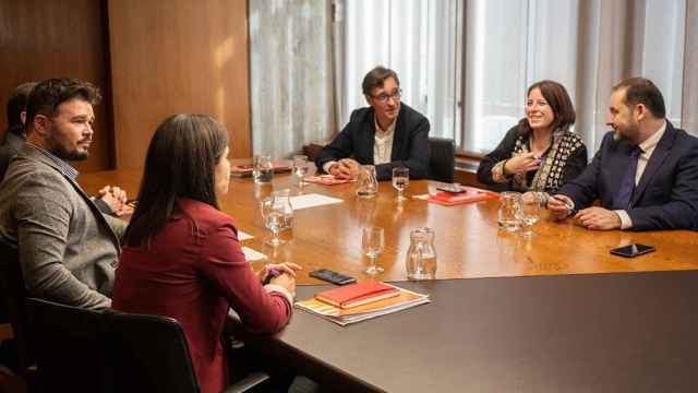 Nacionalistas de ERC y miembros del PSOE en una reunión previa a la investidura de Pedro Sánchez / EP