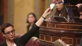 La diputada de ERC en el Congreso, Montserrat Bassa, vota en la investidura de Pedro Sánchez / EFE