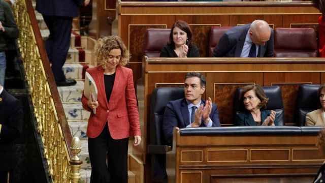 La presidenta del Congreso, Meritxell Batet, con el líder del PSOE, Pedro Sánchez, en la bancada del Gobierno en el Congreso / EFE