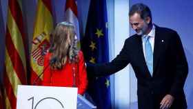 La princesa Leonor es felicitada por el rey Felipe, tras intervenir en el acto de entrega de los Premios Princesa de Girona en el Palacio de Congresos de Barcelona / EFE