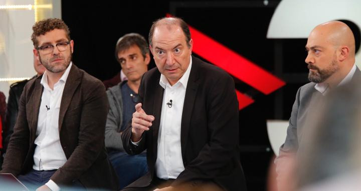 Vicent Sanchis (2d), director de TV3, y Saül Gordillo (1i), director de Catalunya Ràdio, en una comparecencia pública / CG