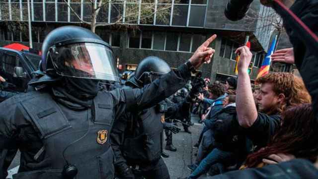 Imagen de un agente de la Brigada Móvil de los Mossos d'Esquadra controlando una protesta independentista / EFE