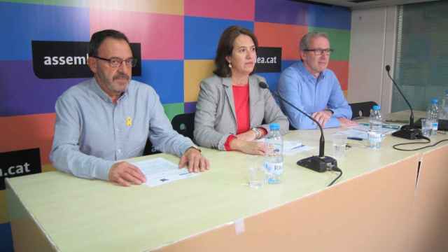 Elisenda Paluzie, en el centro de la imagen, durante la rueda de prensa de esta mañana / EUROPA PRESS