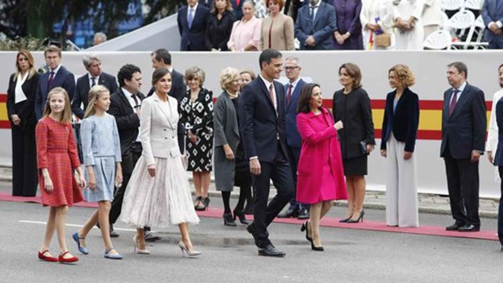 El presidente Pedro Sánchez en el desfile del 12 de octubre junto a la Reina Letizia, las infantas y la ministra de Defensa, Margarita Robles / EUROPA PRESS