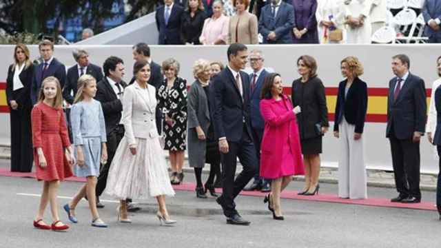 El presidente Pedro Sánchez en el desfile del 12 de octubre junto a la Reina Letizia, las infantas y la ministra de Defensa, Margarita Robles / EUROPA PRESS