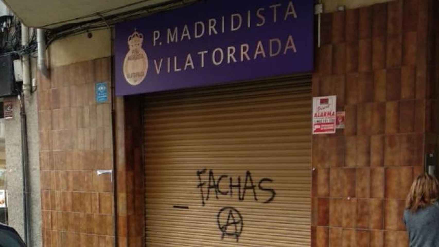 Imagen de la persiana de la Peña Madridista Vilatorrada, atacada esta madrugada con una pintada amenazante / CG