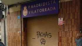 Imagen de la persiana de la Peña Madridista Vilatorrada, atacada esta madrugada con una pintada amenazante / CG