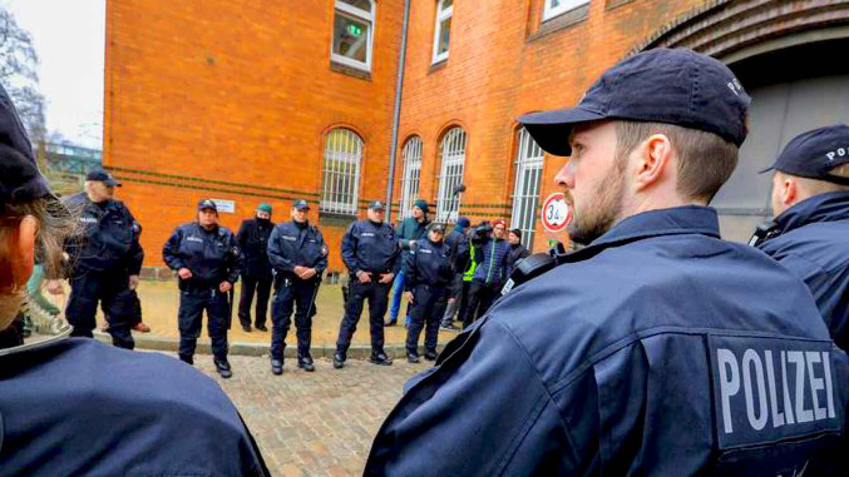 Agentes de policía permanecen ante la cárcel de Neumünster, donde fue trasladado el expresidente catalán Carles Puigdemont / EFE