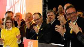 El exconseller y número 4 de la candidatura de Junts per Catalunya (JxCat), Jordi Turull (c), y el exconseller y candidato número seis de Junts per Catalunya por la demarcación de Barcelona, Josep Rull (d), junto a la directora de la campaña, Elsa Artadi