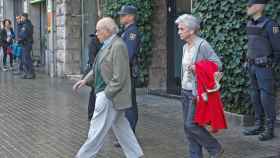 Jordi Pujol y su esposa Marta Ferrusola saliendo de su domicilio barcelonés / EFE
