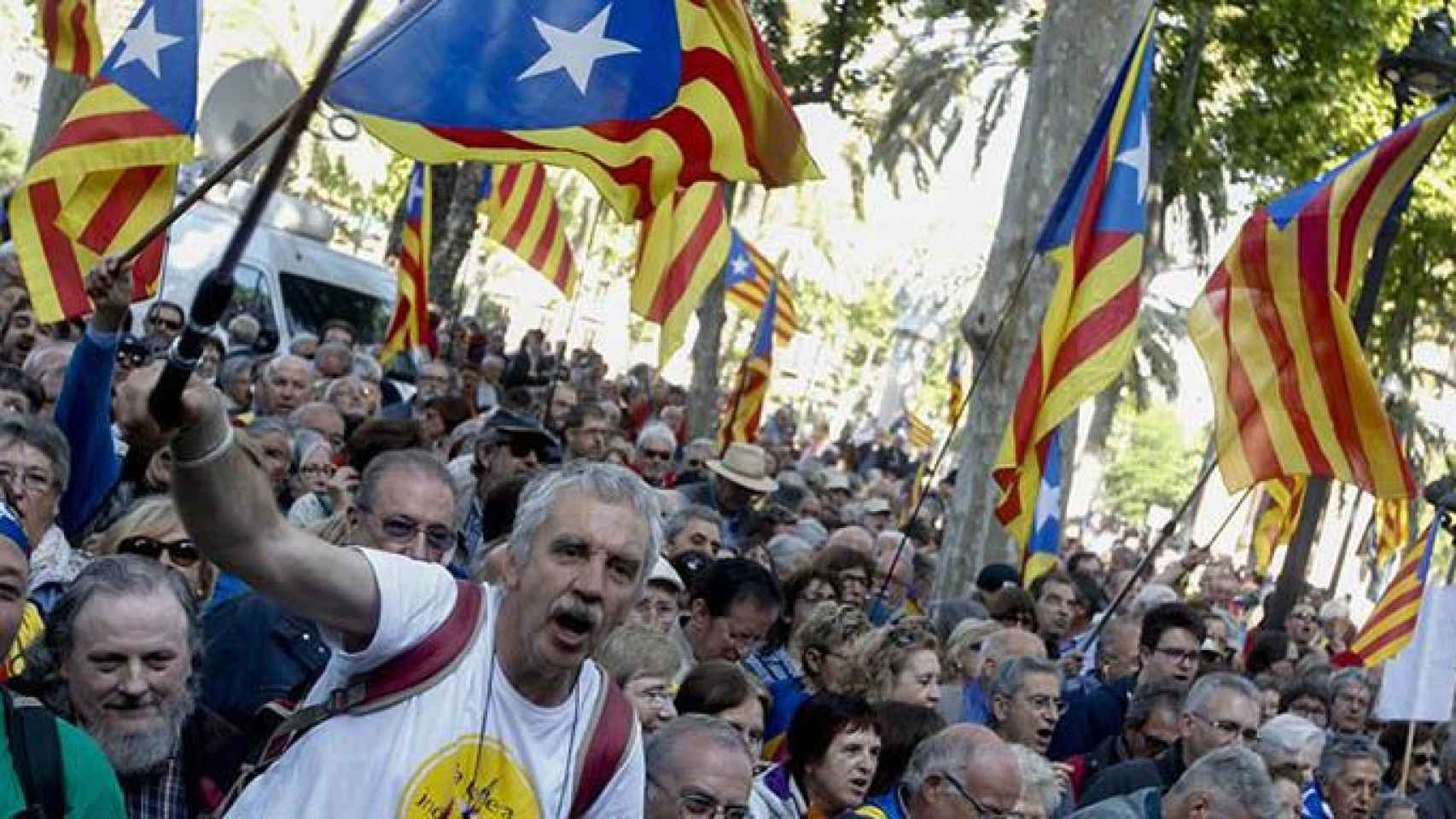 Manifestantes independentistas en apoyo a la presidenta del Parlament, Carme Forcadell, ante el Tribunal Superior de Justicia de Cataluña / EFE