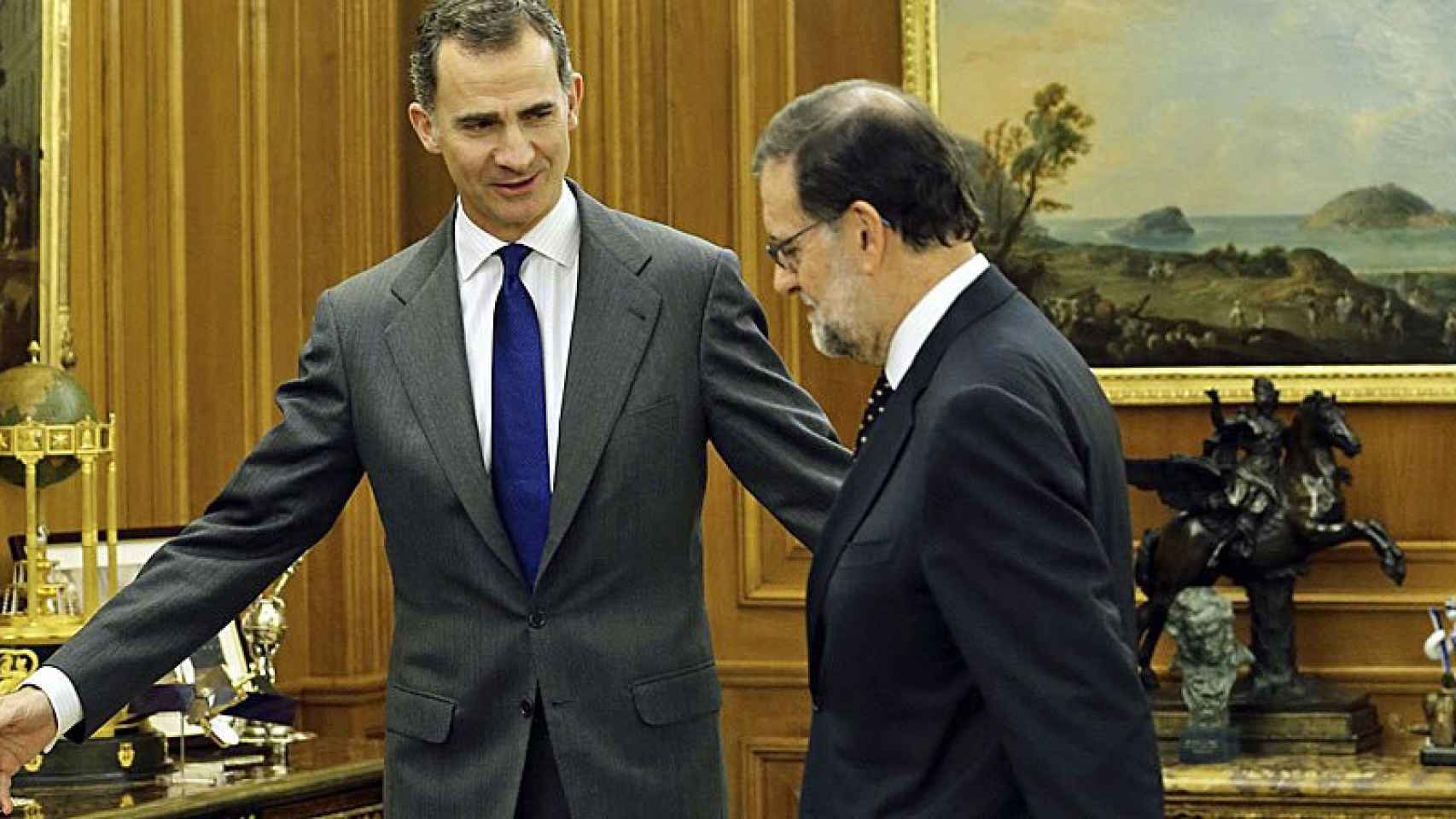 El Rey Felipe VI y el presidente del Gobierno en funciones, Mariano Rajoy, en una imagen de archivo / EFE