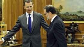 El Rey Felipe VI y el presidente del Gobierno en funciones, Mariano Rajoy, en una imagen de archivo / EFE