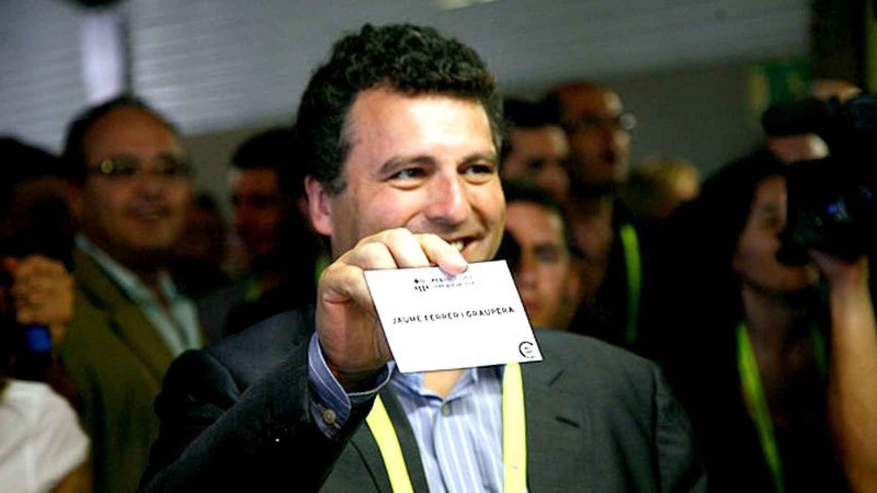El candidato Jaume Ferrer vota durante la jornada electoral del Barça.