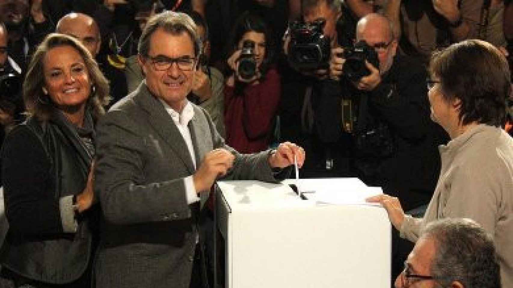 El preseidente de la Generalidad, Artir Mas, y su esposa, Helena Rakosnik, en el momento de votar en el 9N.