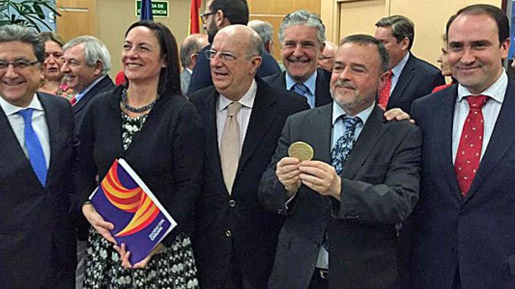 Una delegación de SCC, en la sede del Parlamento Europeo en Madrid, junto a eurodiputados de los grupos popular, socialdemócrata y liberal