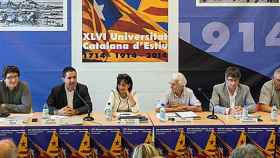 Mesa redonda celebrada en la Universidad Catalana de Verano con alcaldes de municipios mayoritariamente catalanohablantes de fuera de Cataluña