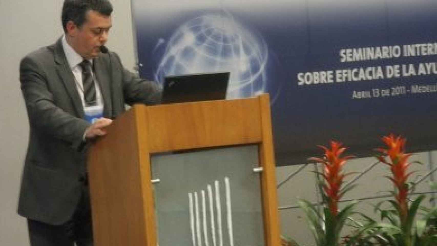 Carles Llorens, en un seminario sobre cooperación, en abril de 2011 en Colombia