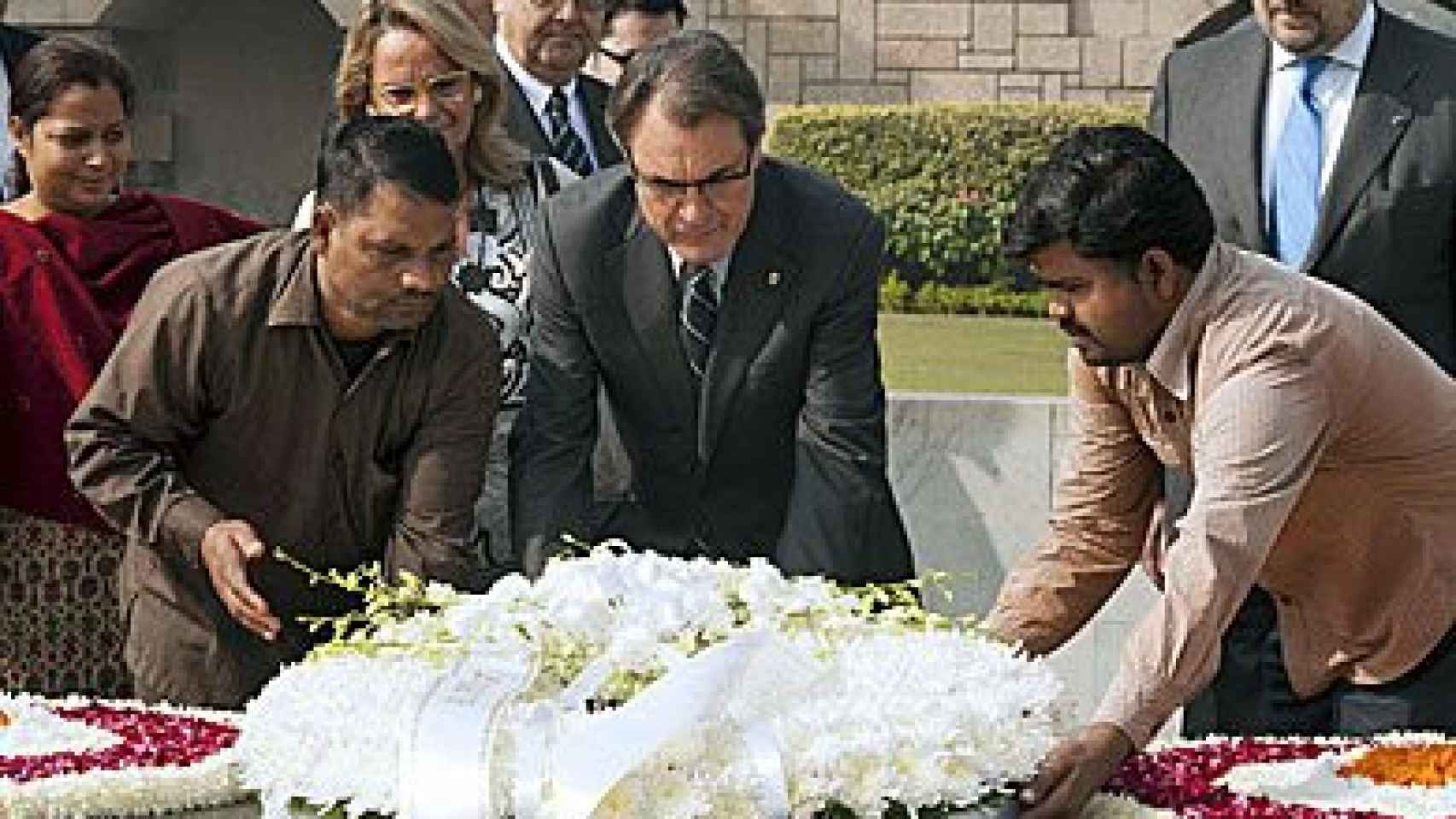 El presidente de la Generalidad, Artur Mas, durante la ofrenda floral realizada este domingo en el Gandhi Memorial