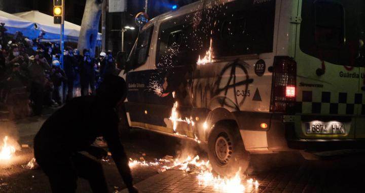 Quema de un furgón policial durante los disturbios de Barcelona