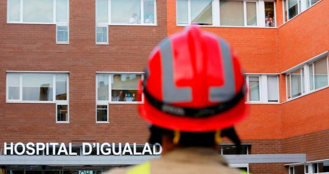 Un bombero, ante el Hospital de Igualada, foco del 'cluster' de casos de SARS-CoV-2 en la zona de Conca d'Òdena / EFE