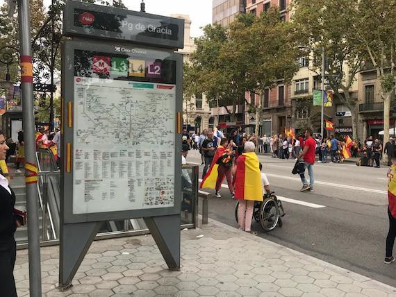 Pegatinas con la bandera de España en las marquesinas del metro de Barcelona