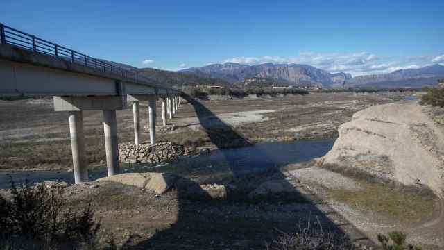 Sequía en el pantano de Rialb en Lleida, lo que obliga a una gestión del agua eficiente que parece incumplir el Govern, por lo que la UE ha acabado expedientando a España / EP
