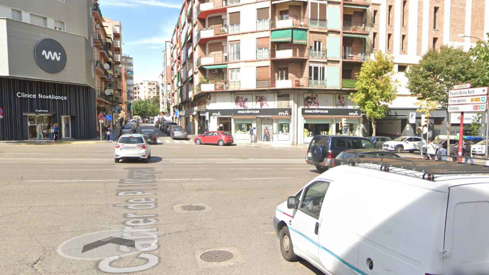 Cruce entre avinguda Prat de la Riba y Calle Pi i Maragall, en Lleida, donde un grupo de cuatro personas estrangula a un hombre por la espalda para quitarle la cartera y el móvil / GOOGLE STREET VIEW