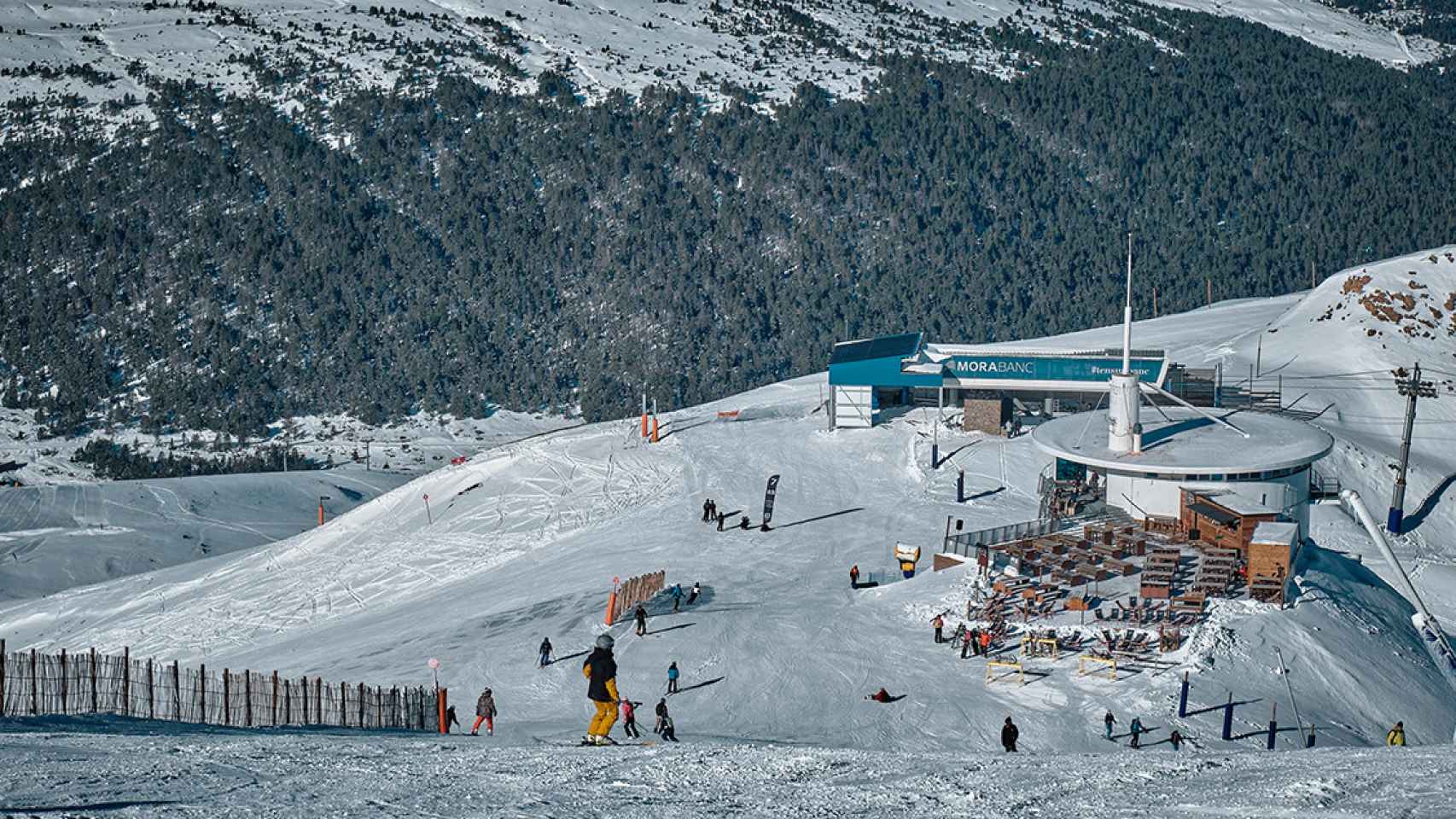 Esquiadores en Grandvalira, cuyas estaciones de Pal Arinsal y Ordino Arcalís abrirán el 100% de sus pistas desde el inicio de las navidades / GRANDVALIRA
