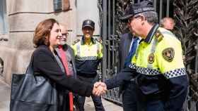 La alcaldesa de Barcelona, Ada Colau, con un agente de la Guardia Urbana / AJBCN
