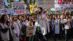 Médicos del sistema público de sanidad de Cataluña protestan durante una concentración anterior/ EP
