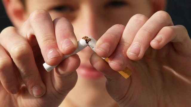 Joven rompiendo un cigarrillo para dejar el tabaco. Los no fumadores piden una ley antitabaco nacional / Martin Büdenbender EN PIXABAY