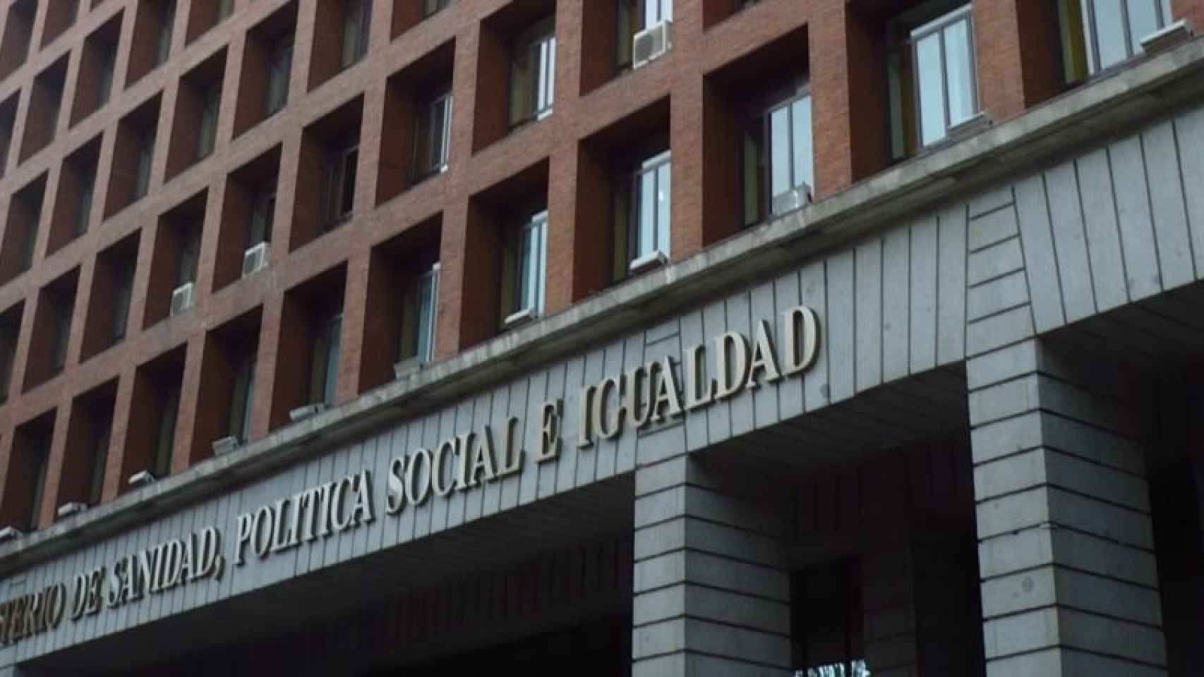 Fachada del edificio del Ministerio de Sanidad: Diez fármacos contra el cáncer de mama siguen pendientes de aprobación en España / EFE